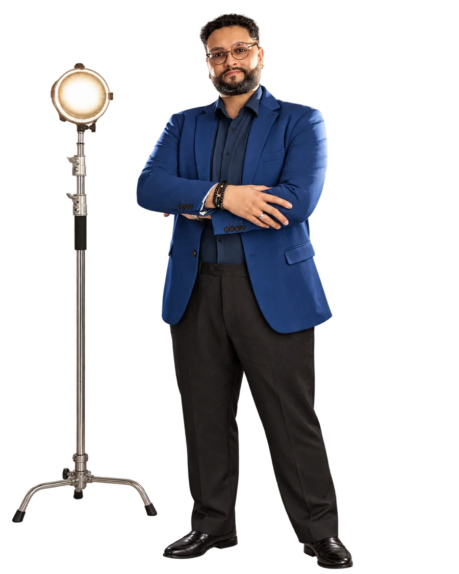 Enmanuel Encarnación junto a una luz de estudio