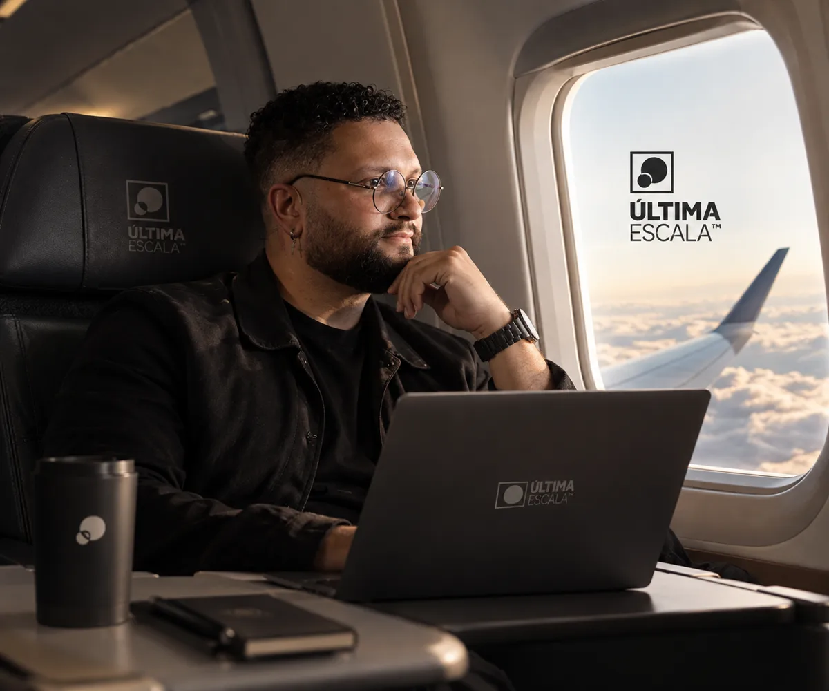 Enmanuel Encarnación en la cabina de un avión de Última Escala, mirando por la ventanilla